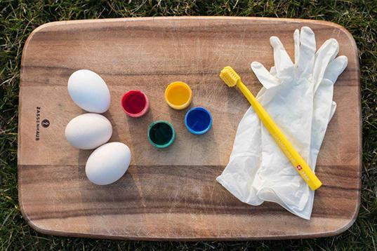 Decoration of eastern eggs with a toothbrush